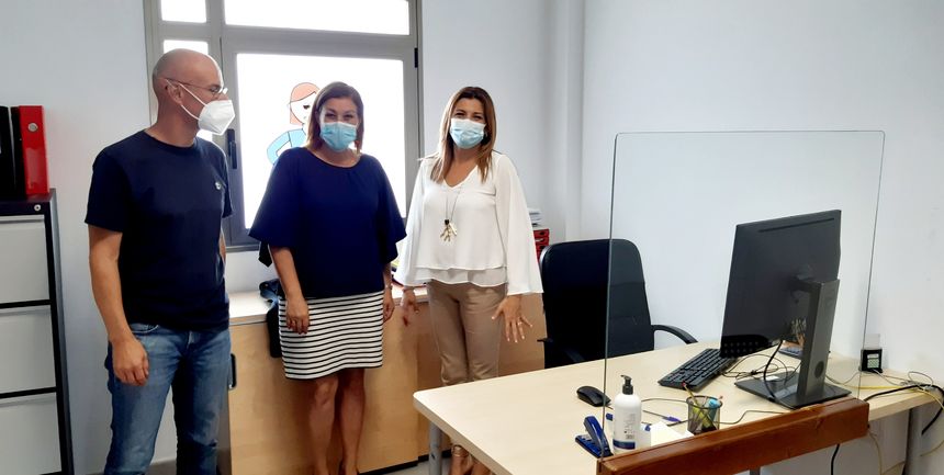 Arrecife abre oficinas de Servicios Sociales en el barrio de Maneje. La alcaldesa junto a la concejal de Servicios Sociales y un Trabajador Social