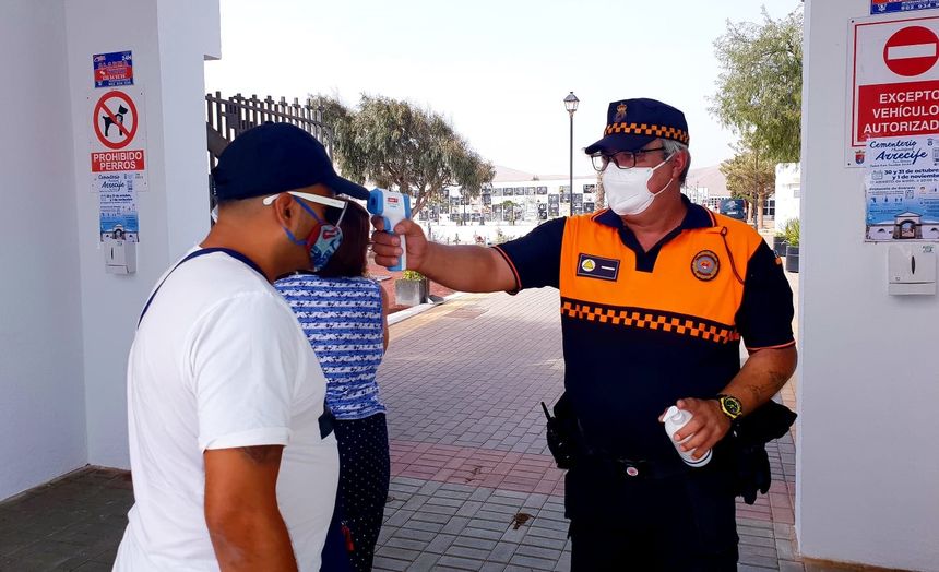 Protección Civil de Arrecife en los controles de acceso al Cementerio de San Román