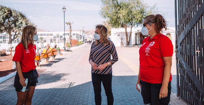 La Concejal Saro González con el personal del Consorcio de Seguridad y Emergencias de Lanzarote