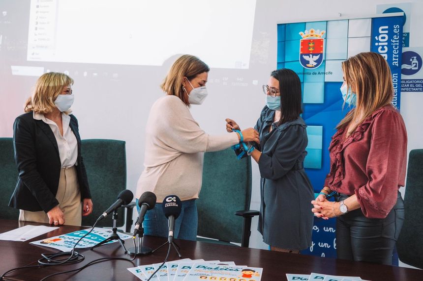 Astrid Pérez recibe la pulsera de sensibilización ante la diabetes de mano de la presidenta de Adila