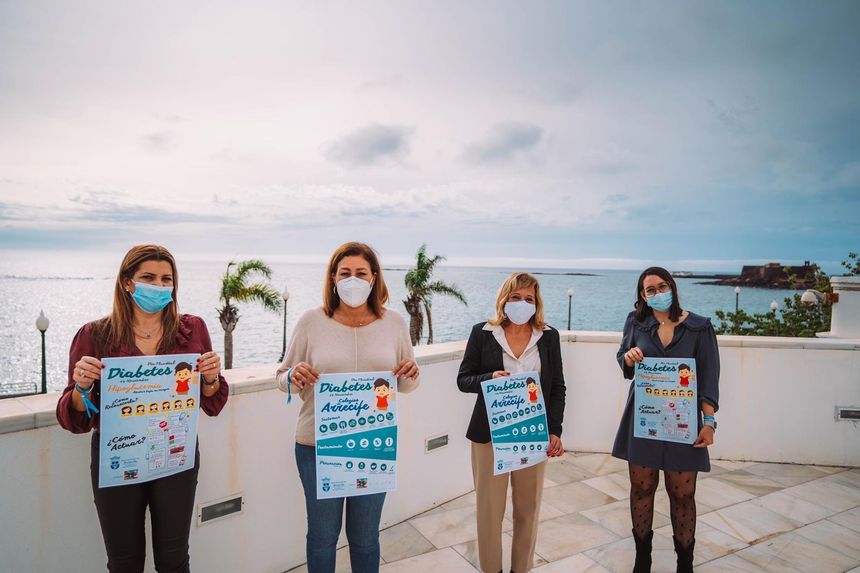 Arrecife se une a la sensibilización en el Día Mundial de la Diabetes. La presidenta de Adila junto a la alcaldesa Astrid Pérez y las concejales de Sanidad y de Servicios Sociales