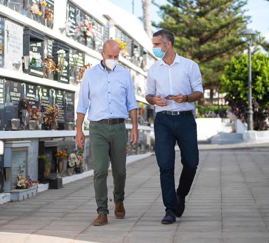 ALEXIS TEJERA Y RAÚL DE LEÓN CONCEJAL DE OBRAS VISITANDO CEMENTERIO