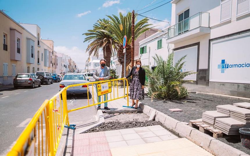 Nuevas aceras y mejora de la accesibilidad en calles de Argana Alta. La alcaldesa Astrid Pérez y el conceal Roberto Herbón visitan las obras